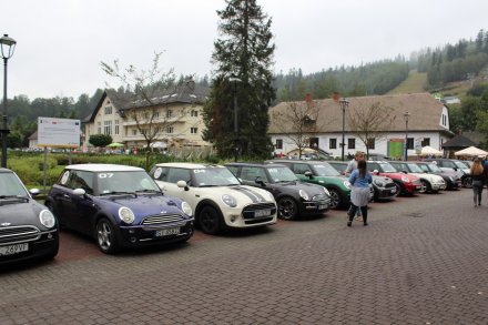 Uczestnicy II Turystycznego Rajdu MINI na wiślańskim deptaku